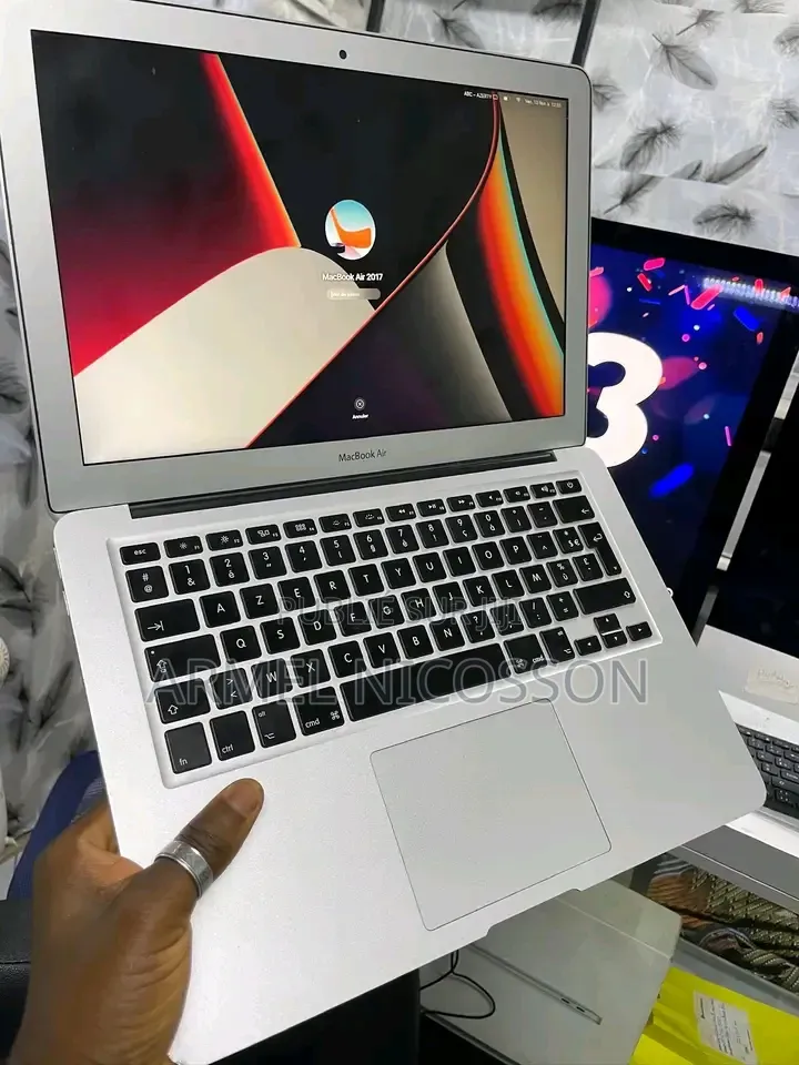 Nouveau Apple MacBook Air 2022 M2 20GB Intel Core i9 HDD 750GB