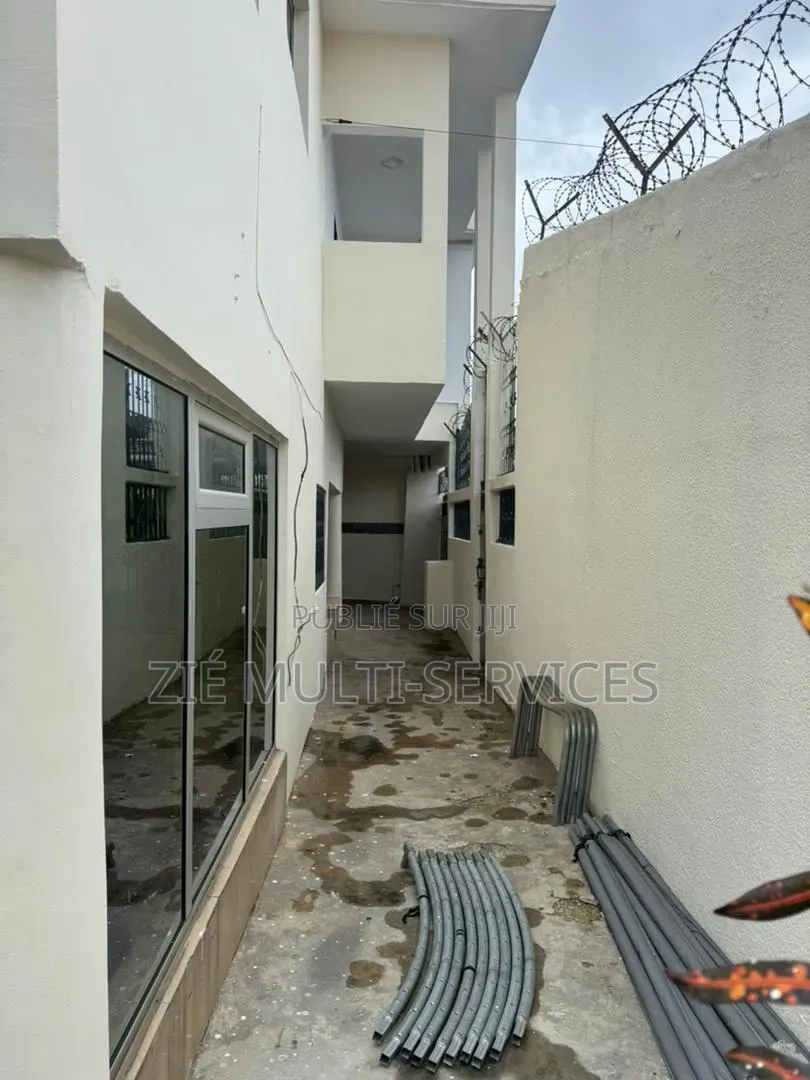 12chbre Duplex dans Zié Multi-Service, Cocody à Vendre