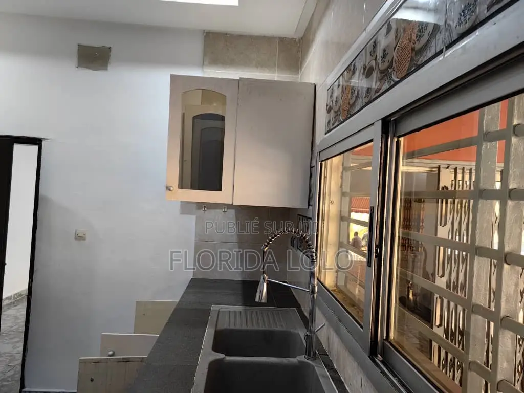 6chbre Duplex dans Floride Lolo, Cocody à Vendre