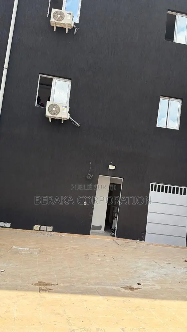 2chbre Maison dans Beraka Corporation, Cocody à Louer