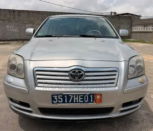 Toyota Avensis Liftback 2004 Gris