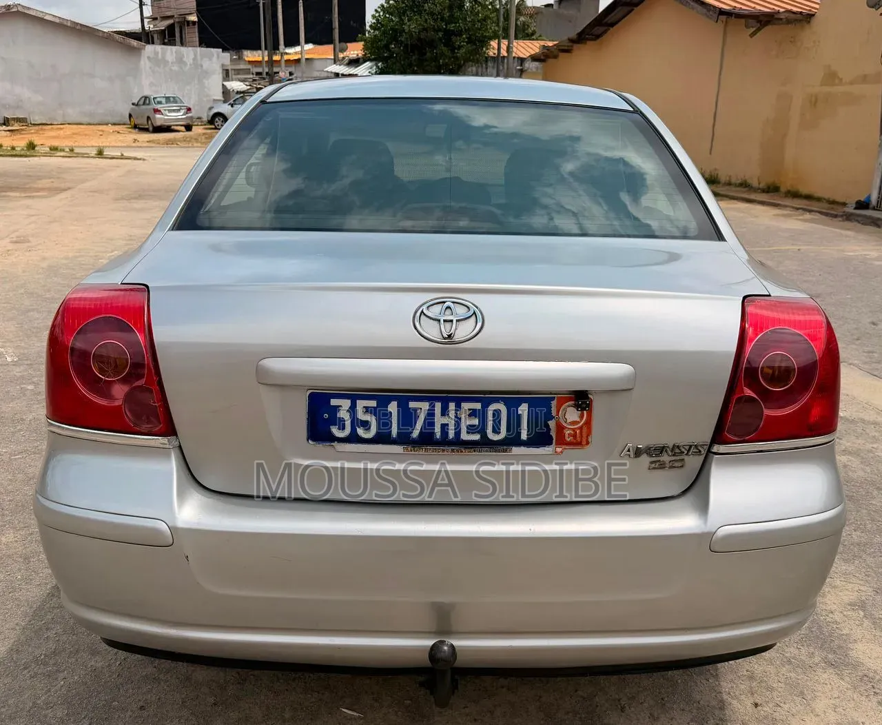 Toyota Avensis Liftback 2004 Gris