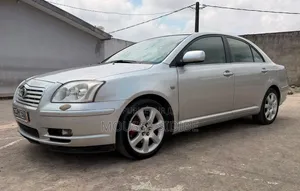 Toyota Avensis Liftback 2004 Gris