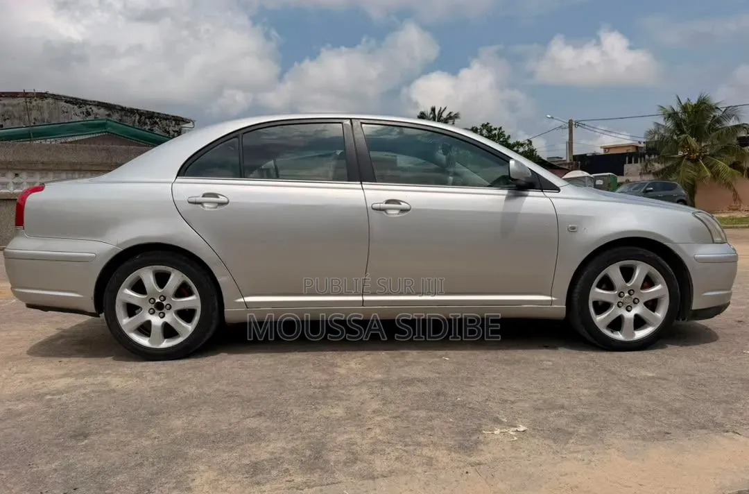 Toyota Avensis Liftback 2004 Gris