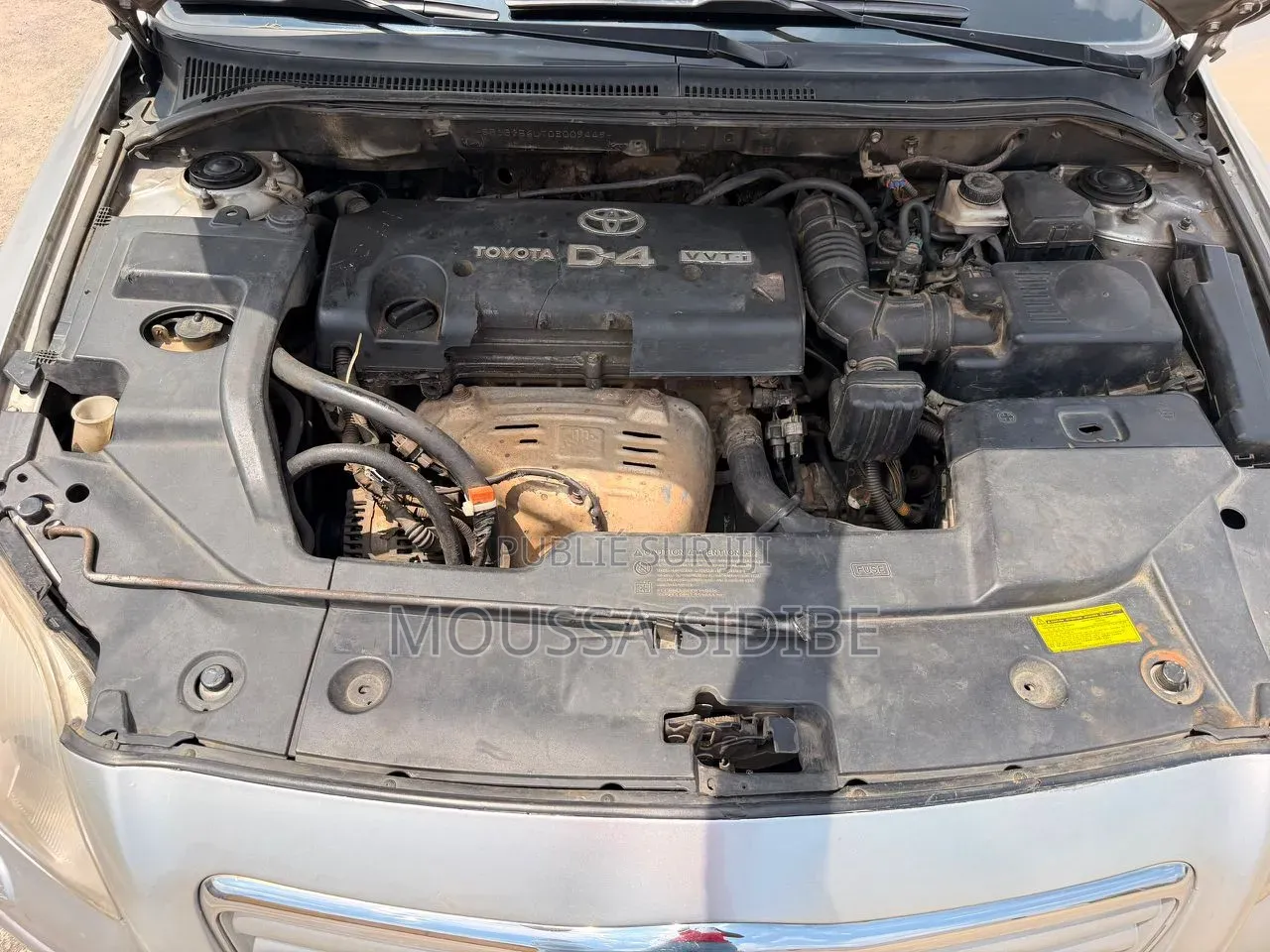 Toyota Avensis Liftback 2004 Gris