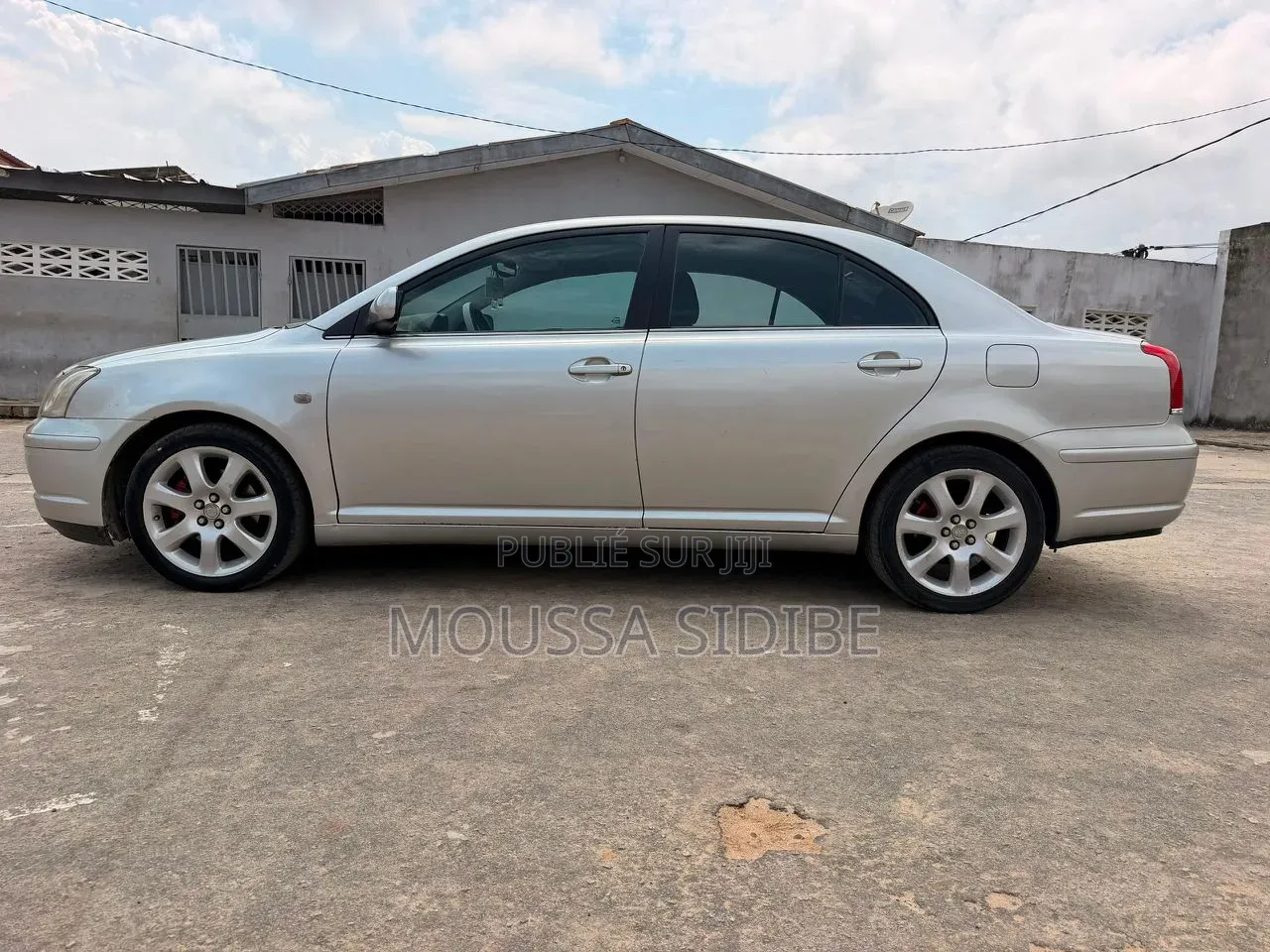 Toyota Avensis Liftback 2004 Gris