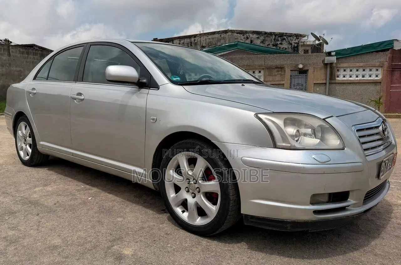 Toyota Avensis Liftback 2004 Gris