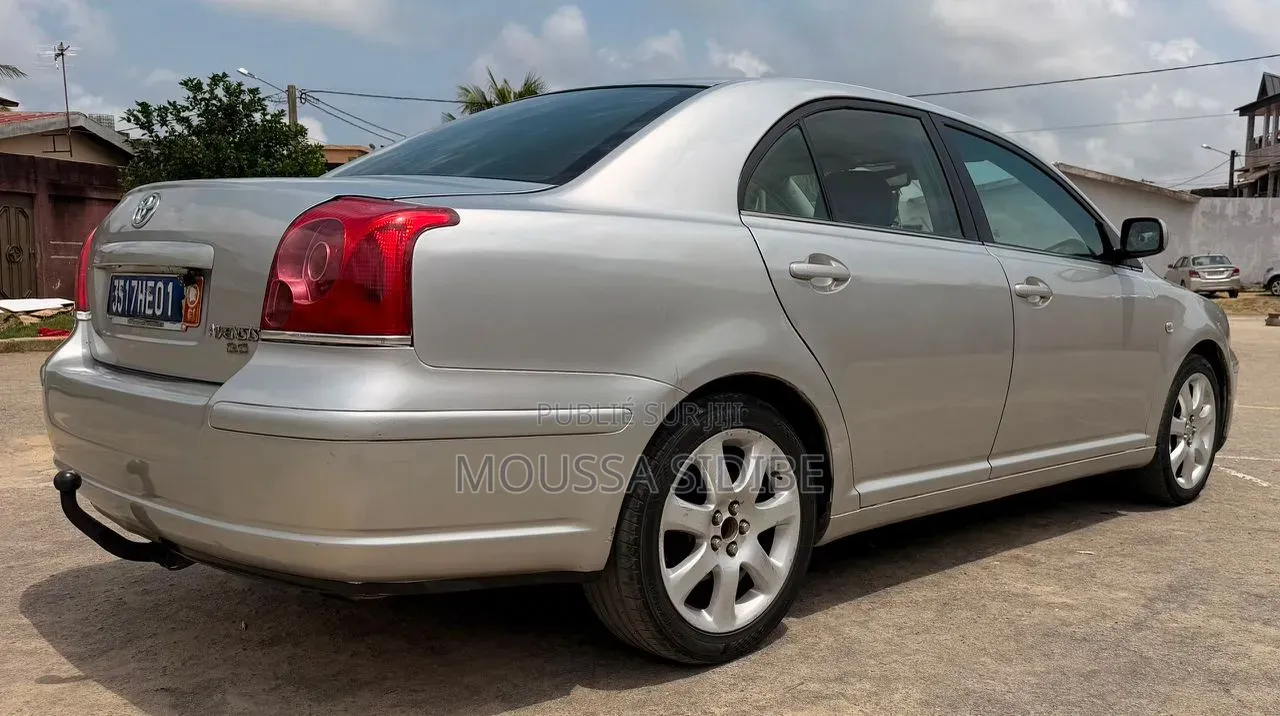 Toyota Avensis Liftback 2004 Gris