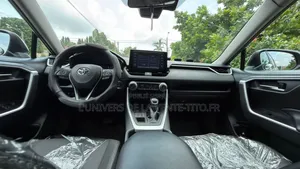 Toyota RAV4 XLE 2021 Gris