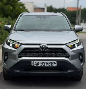 Toyota RAV4 XLE 2021 Gris