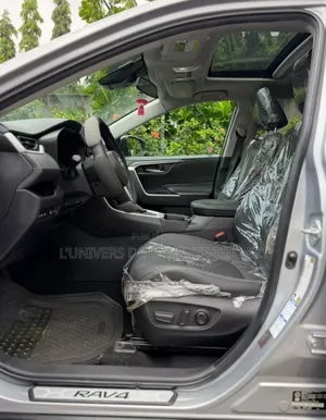 Toyota RAV4 XLE 2021 Gris