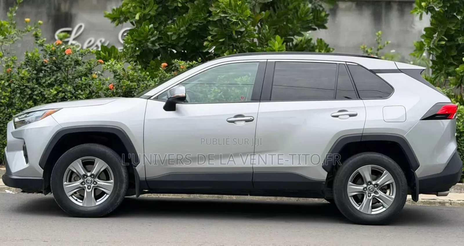 Toyota RAV4 XLE 2021 Gris