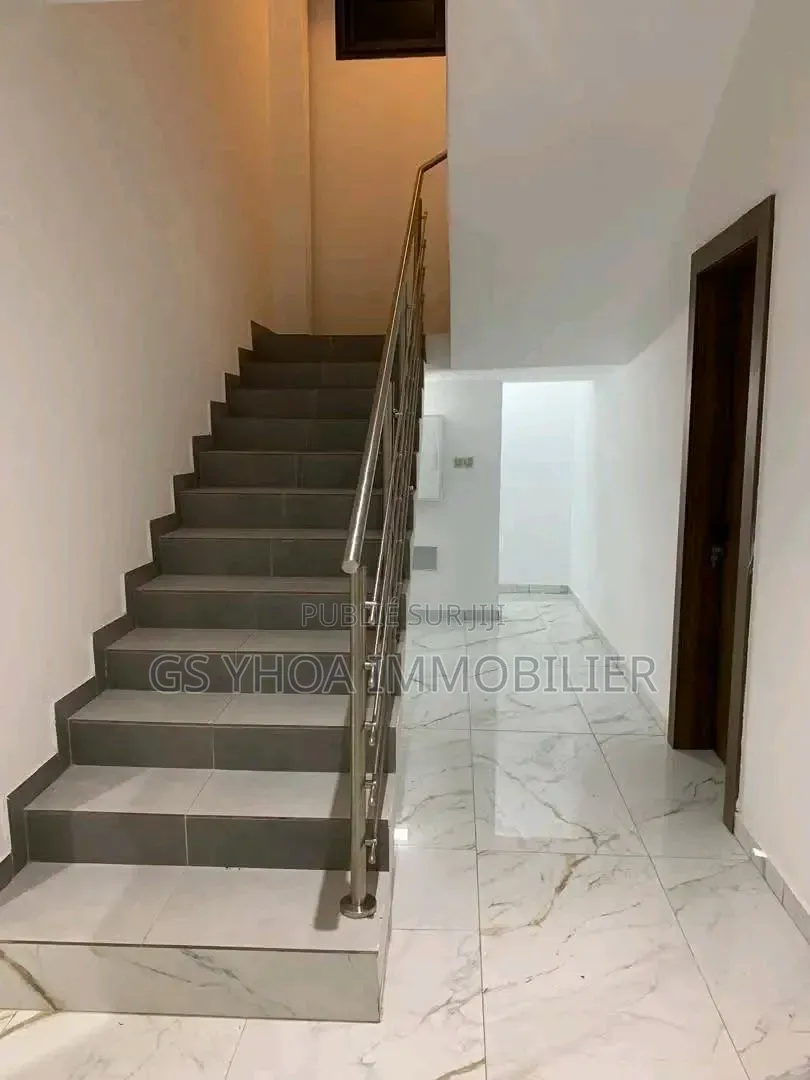 5chbre Duplex dans Cocody à Vendre