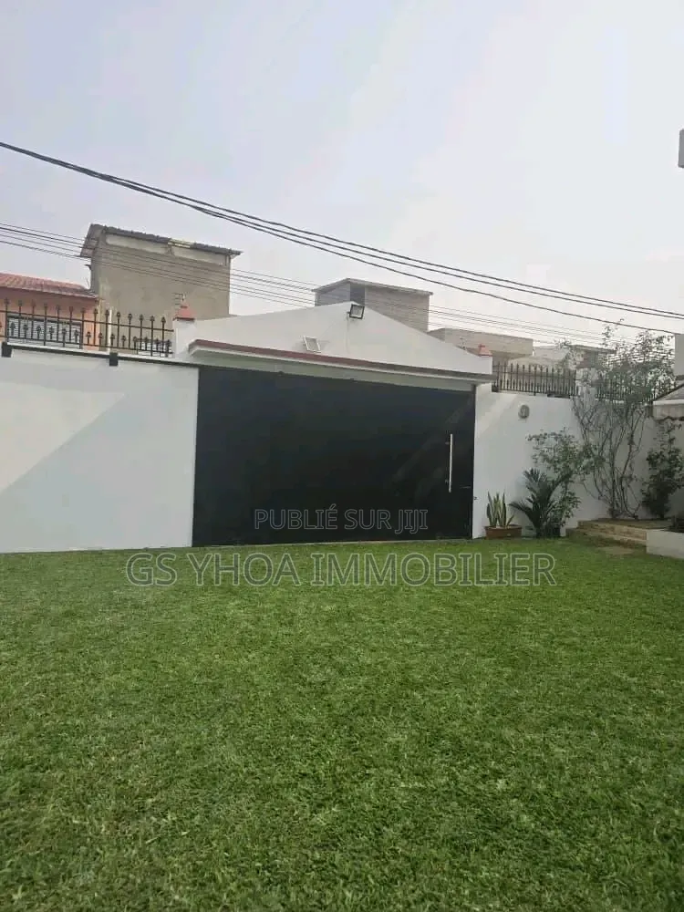 Meublé 9chbre Duplex dans Cocody à Vendre