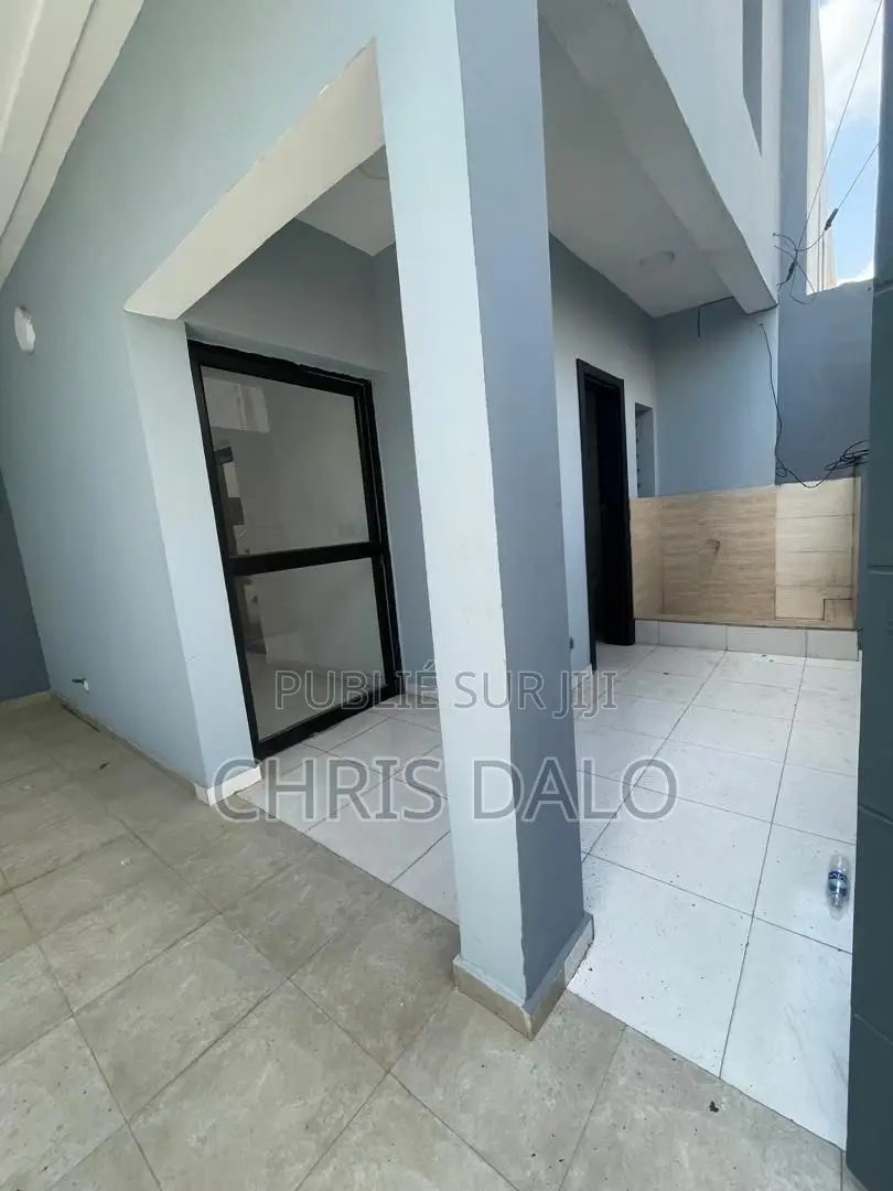 3chbre Duplex dans Dalo Davy, Cocody à Louer