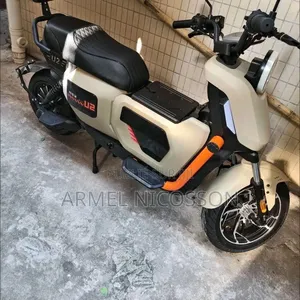 Nouveau Yamaha Crux 2022 Gris