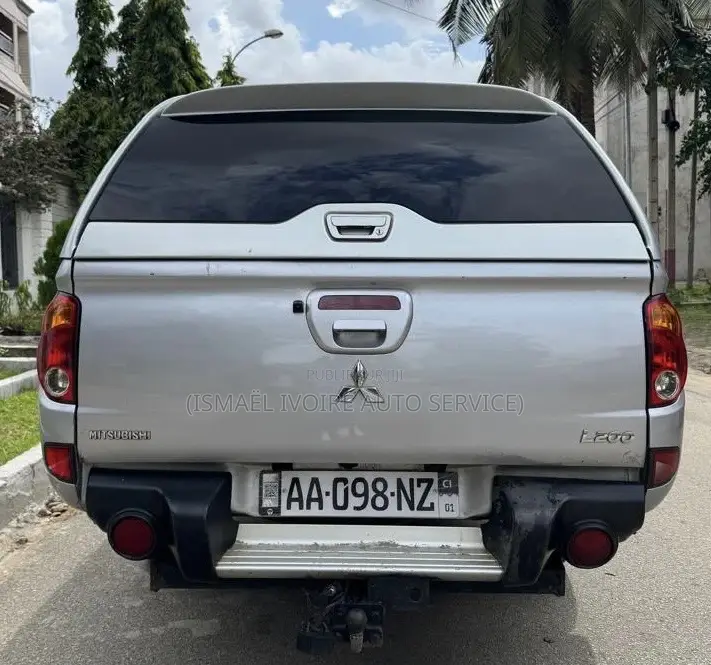 Mitsubishi L200 2017 Gris