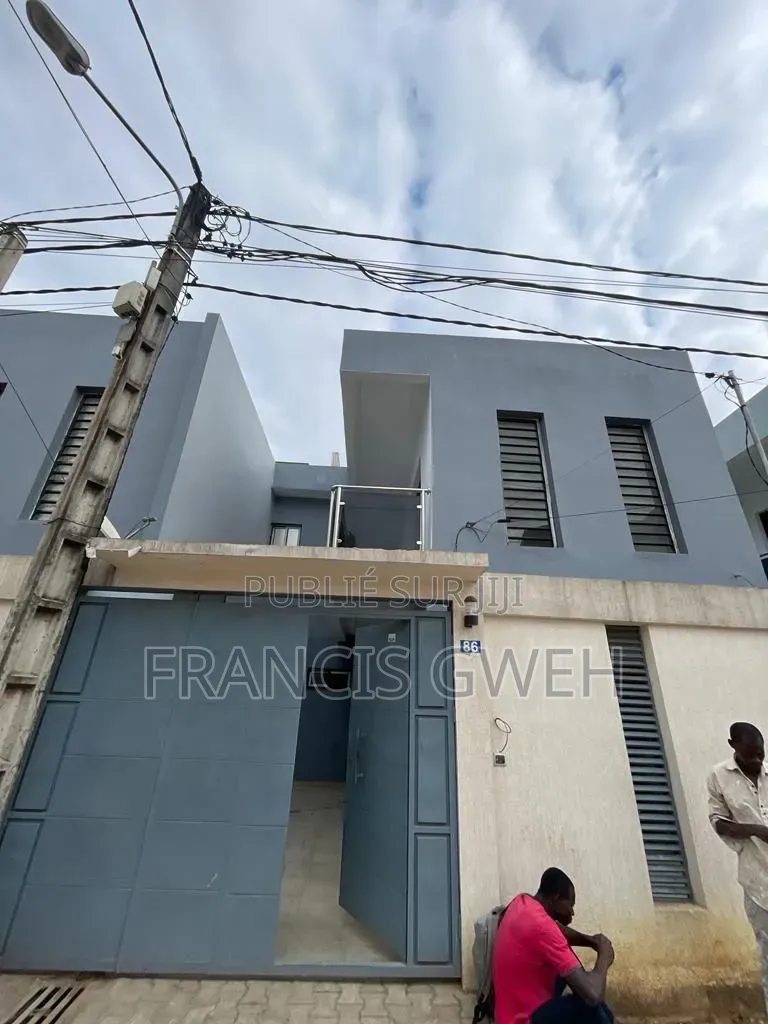 3chbre Duplex dans Francis Gweh, Cocody à Louer