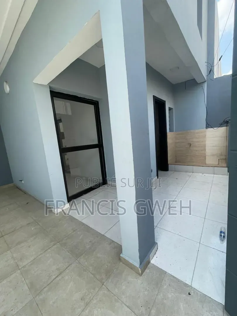 3chbre Duplex dans Francis Gweh, Cocody à Louer