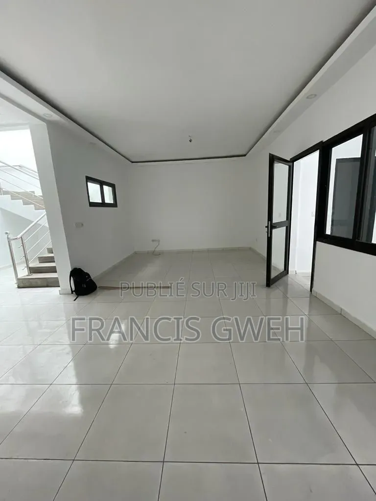 3chbre Duplex dans Francis Gweh, Cocody à Louer