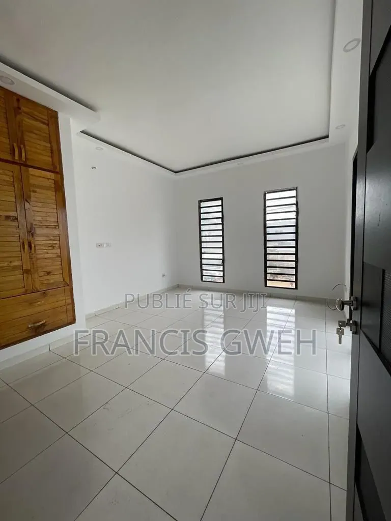 3chbre Duplex dans Francis Gweh, Cocody à Louer