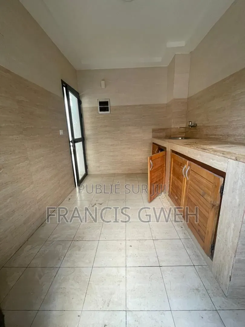 3chbre Duplex dans Francis Gweh, Cocody à Louer