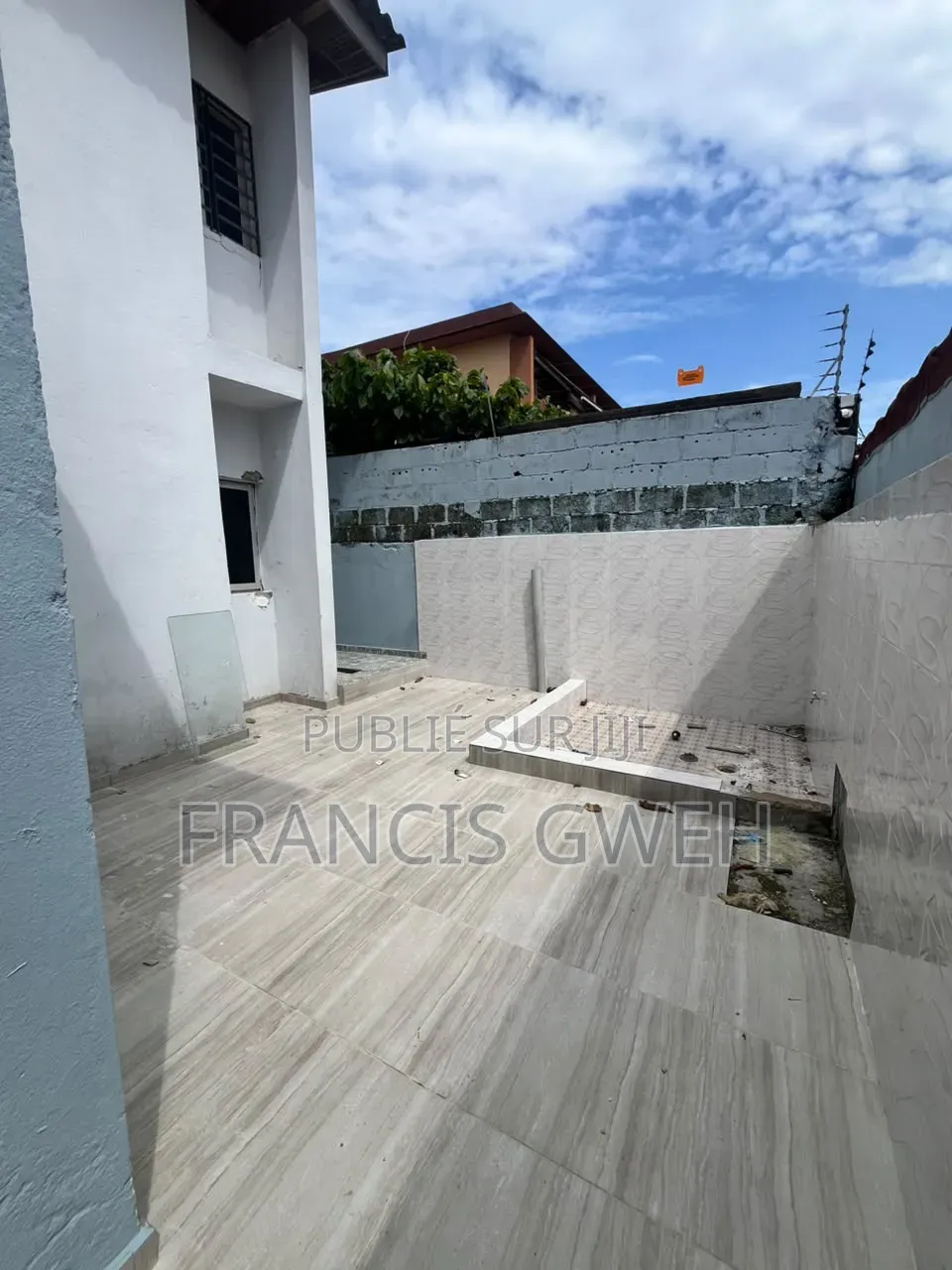 5chbre Duplex dans Francis Gweh, Cocody à Louer