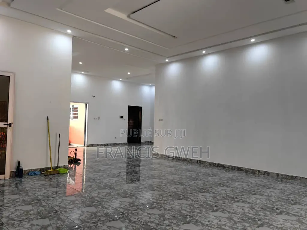 5chbre Villa dans Francis Gweh, Cocody à Vendre