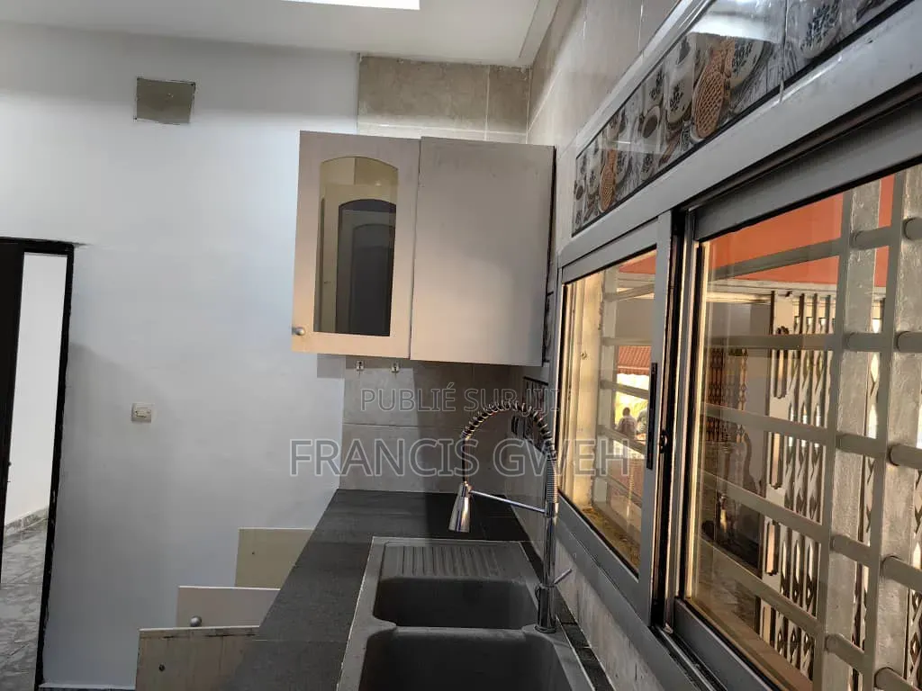 5chbre Villa dans Francis Gweh, Cocody à Vendre
