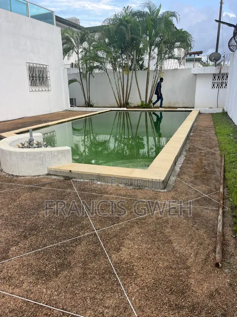 5chbre Duplex dans Francis Gweh, Cocody à Louer