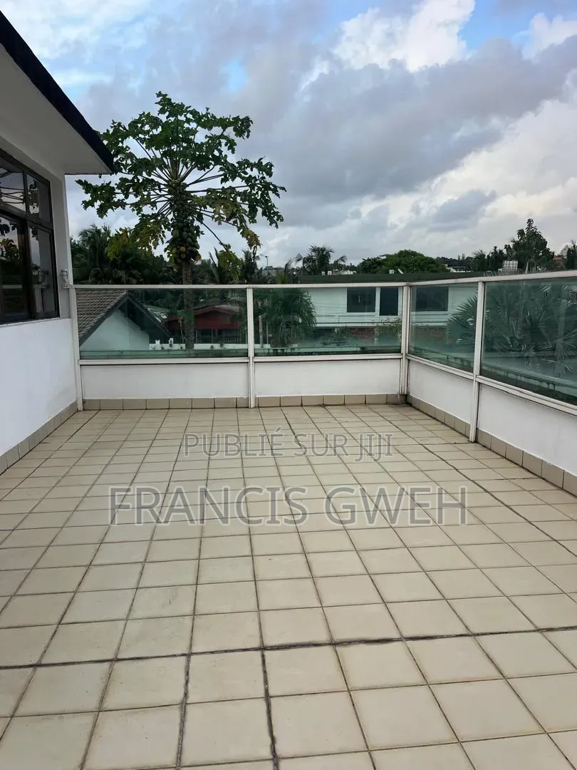 5chbre Duplex dans Francis Gweh, Cocody à Louer
