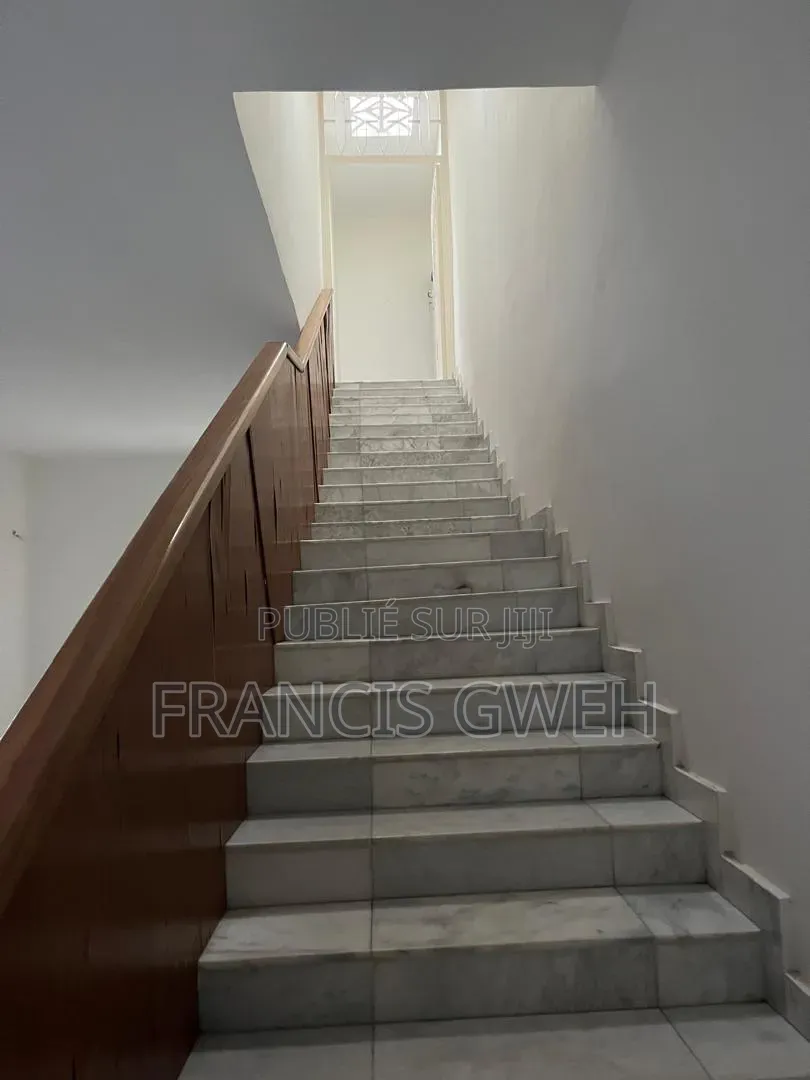 5chbre Duplex dans Francis Gweh, Cocody à Louer