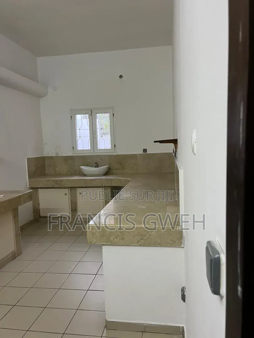 5chbre Duplex dans Francis Gweh, Cocody à Louer