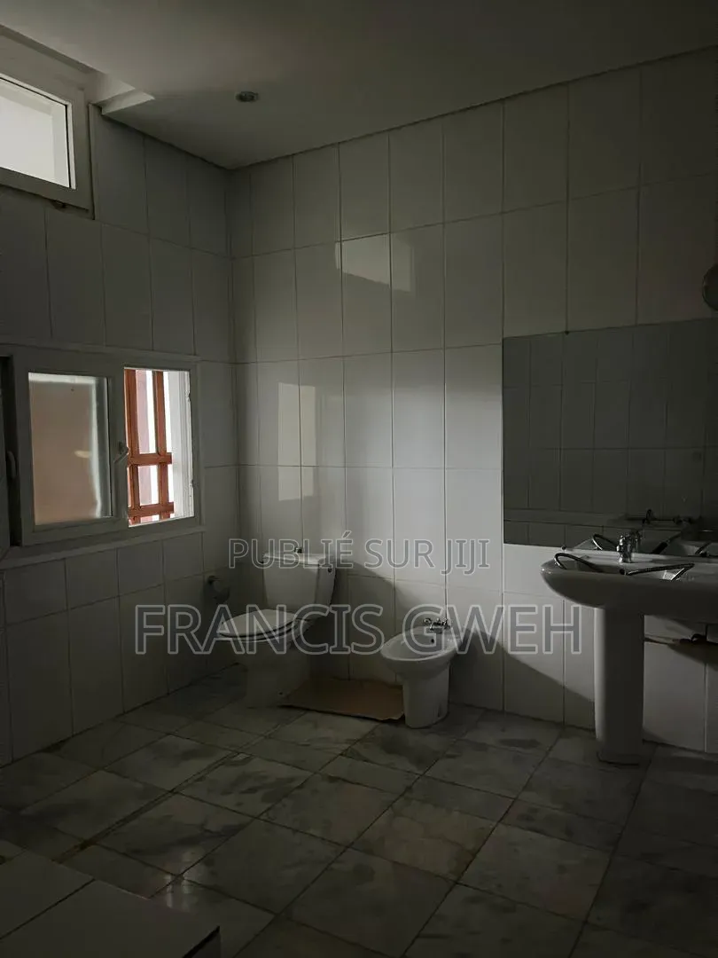 5chbre Duplex dans Francis Gweh, Cocody à Louer