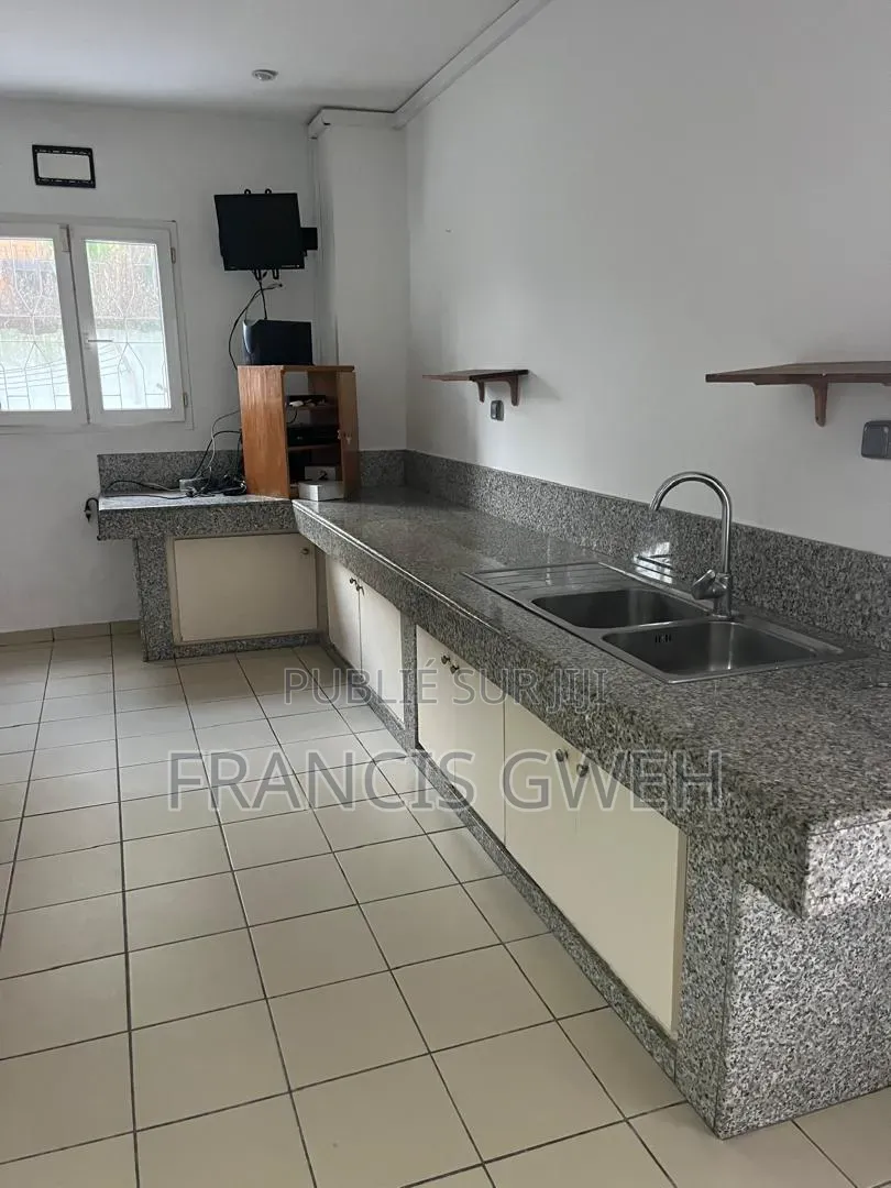 5chbre Duplex dans Francis Gweh, Cocody à Louer
