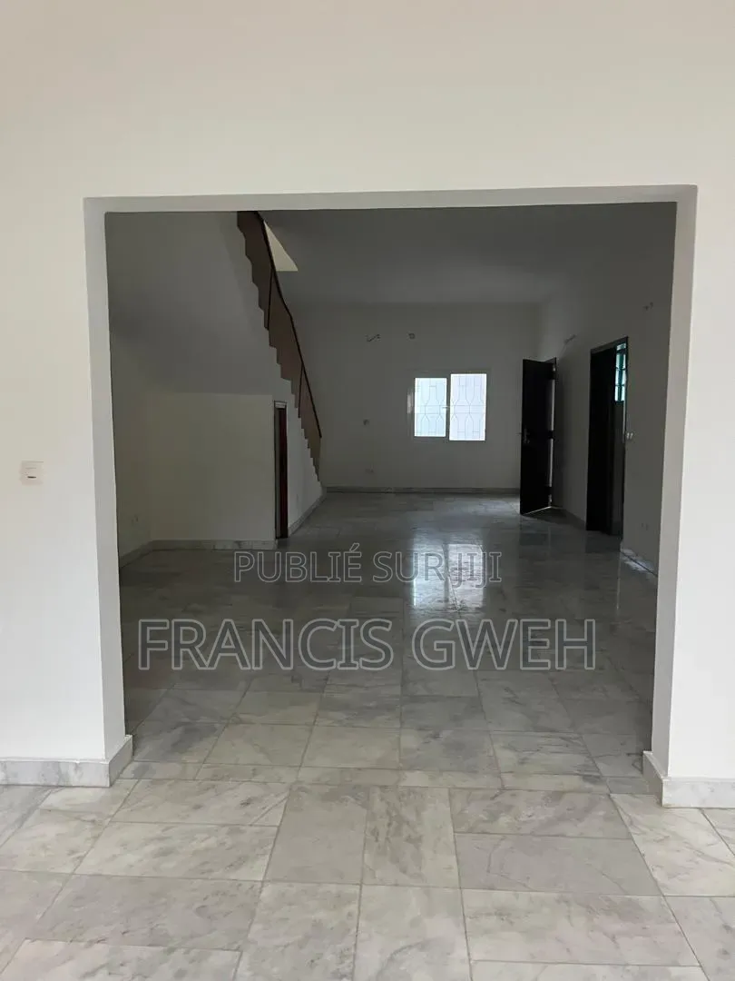 5chbre Duplex dans Francis Gweh, Cocody à Louer