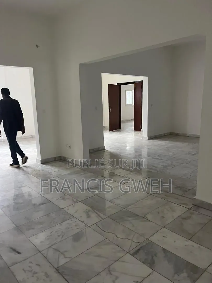 5chbre Duplex dans Francis Gweh, Cocody à Louer