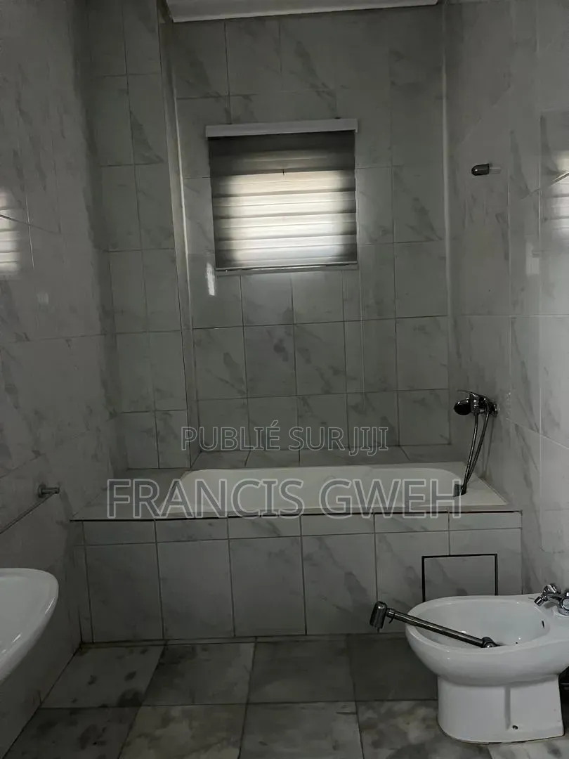 5chbre Duplex dans Francis Gweh, Cocody à Louer