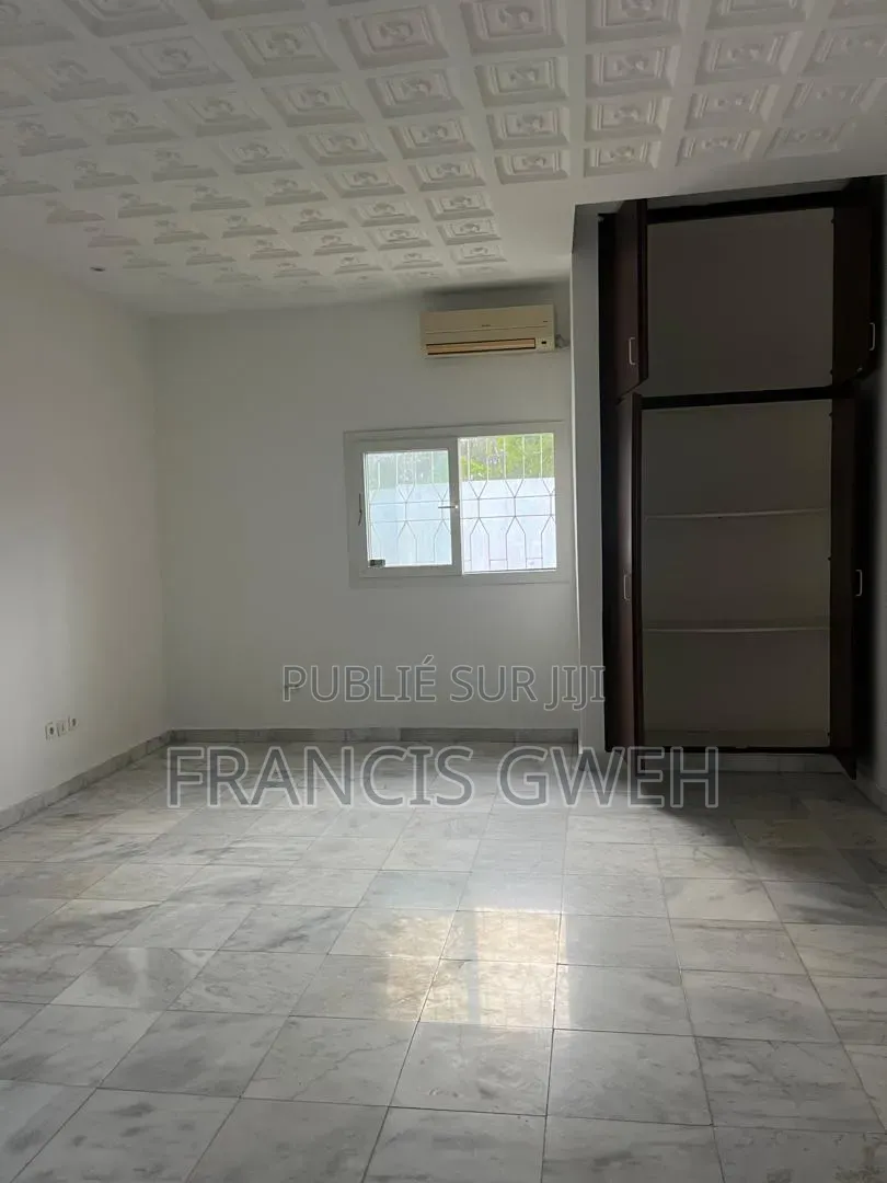 5chbre Duplex dans Francis Gweh, Cocody à Louer