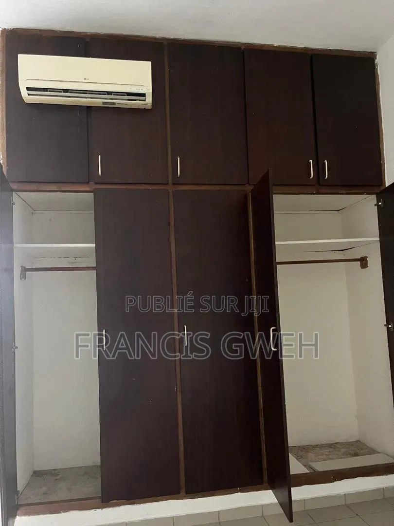 5chbre Duplex dans Francis Gweh, Cocody à Louer