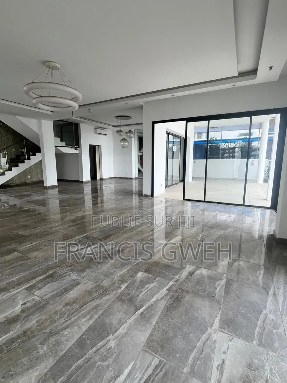 5chbre Duplex dans Francis Gweh, Cocody à Louer