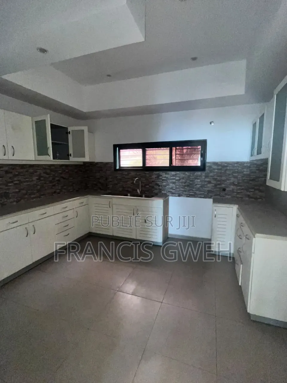 5chbre Duplex dans Francis Gweh, Cocody à Louer