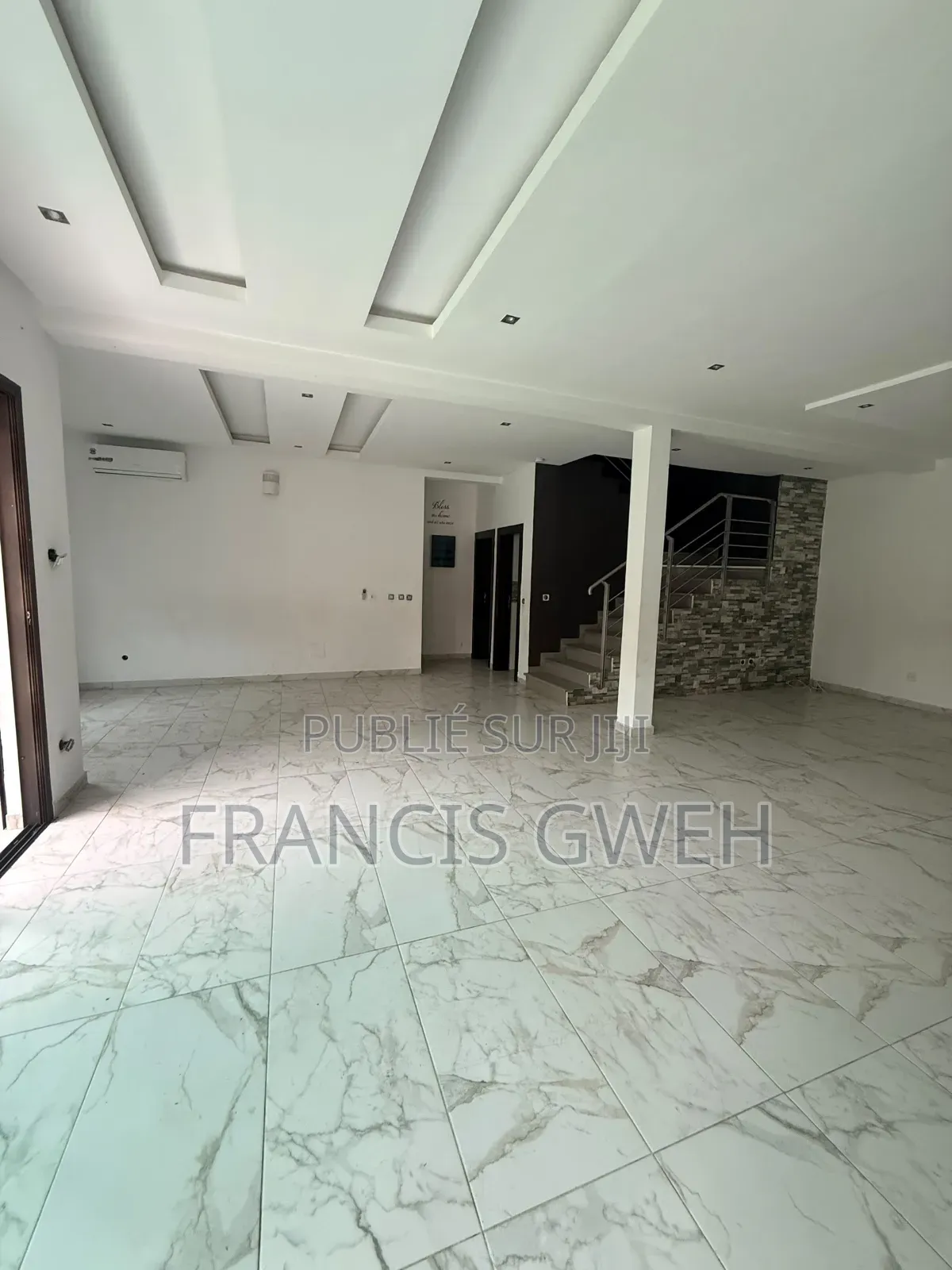5chbre Duplex dans Francis Gweh, Cocody à Louer