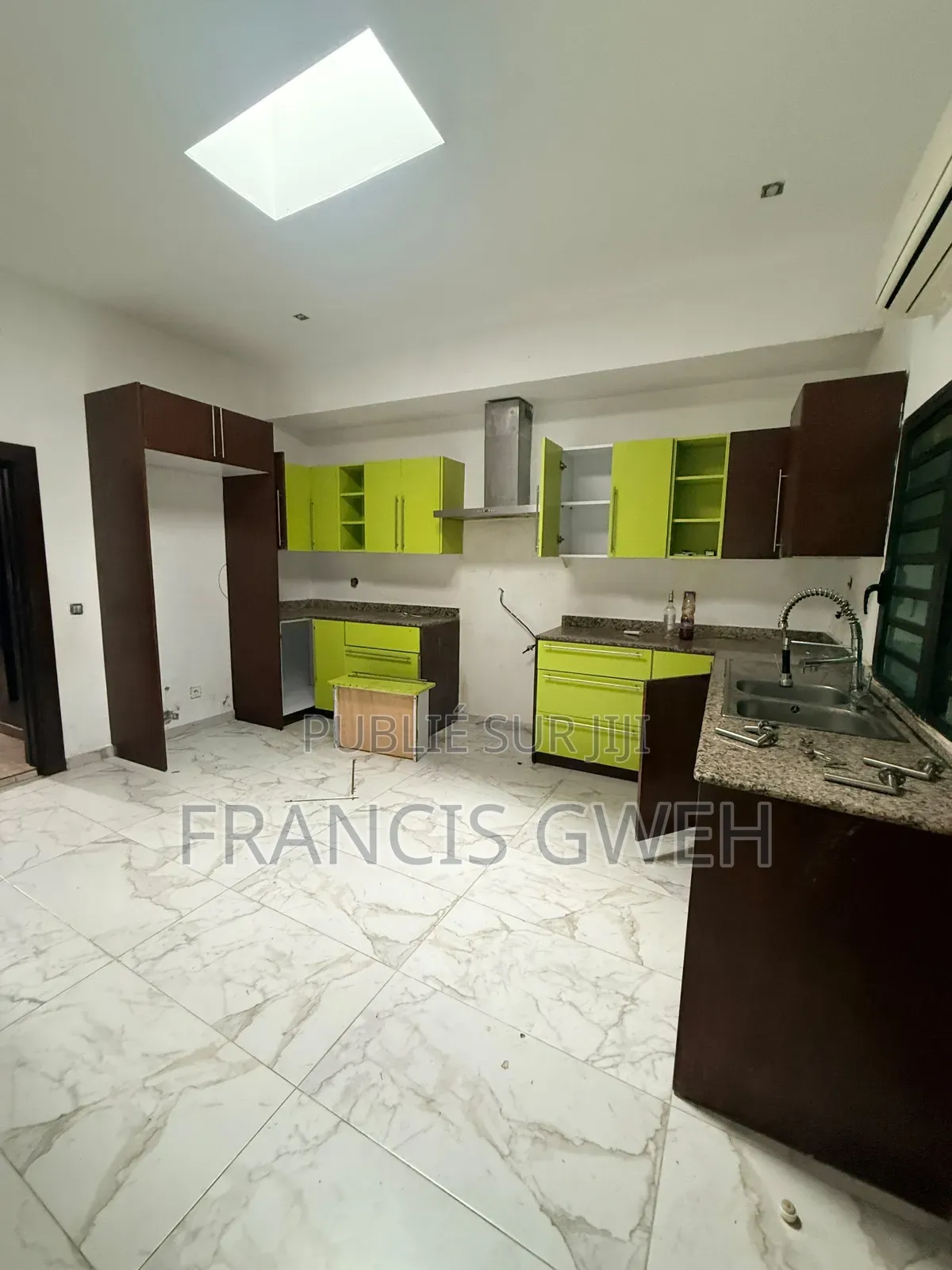 5chbre Duplex dans Francis Gweh, Cocody à Louer
