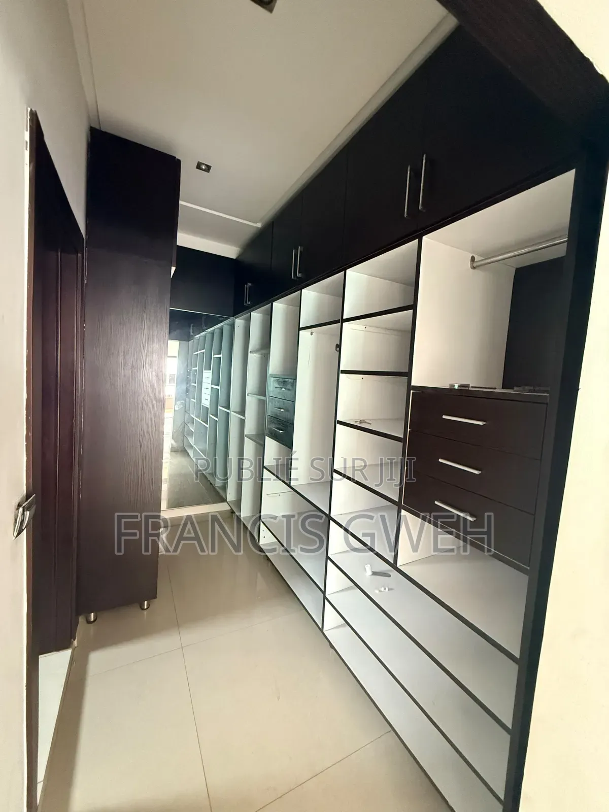 5chbre Duplex dans Francis Gweh, Cocody à Louer