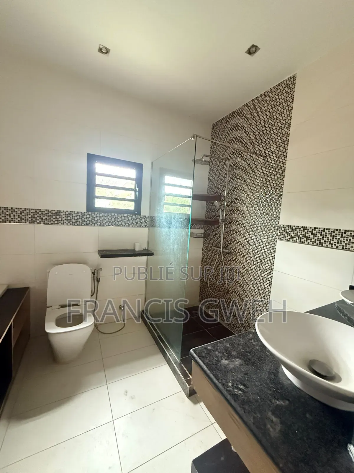 5chbre Duplex dans Francis Gweh, Cocody à Louer
