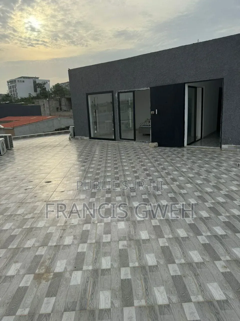 8chbre Duplex dans Francis Gweh, Cocody à Louer