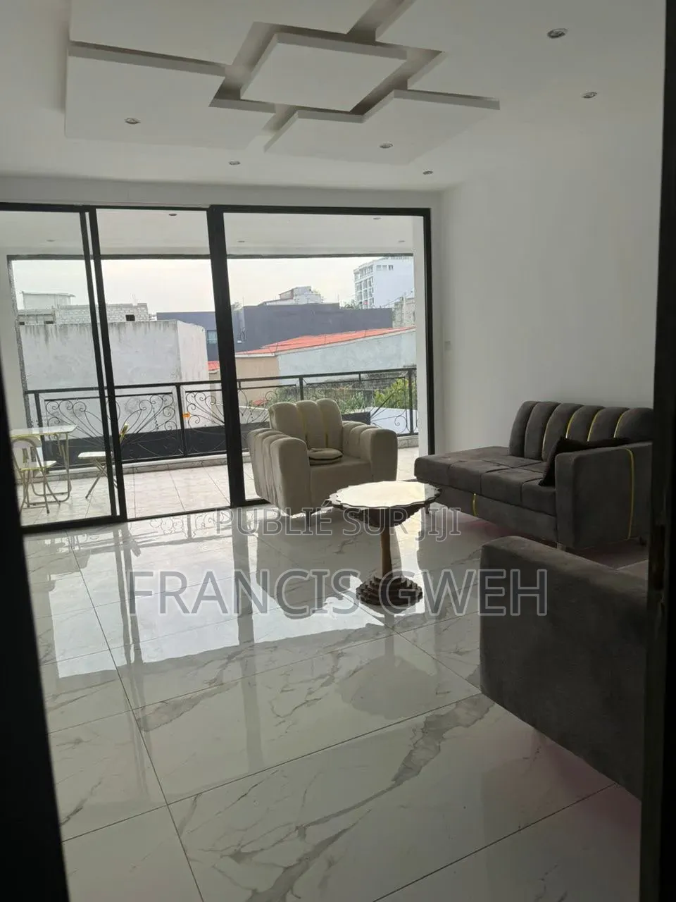 8chbre Duplex dans Francis Gweh, Cocody à Louer