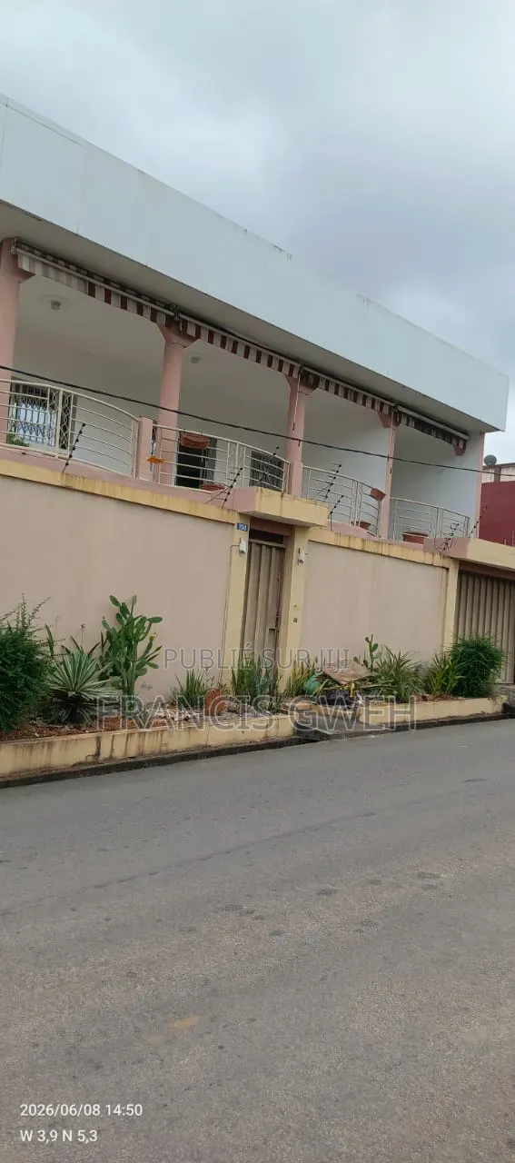 3chbre Duplex dans Francis Gweh, Cocody à Louer