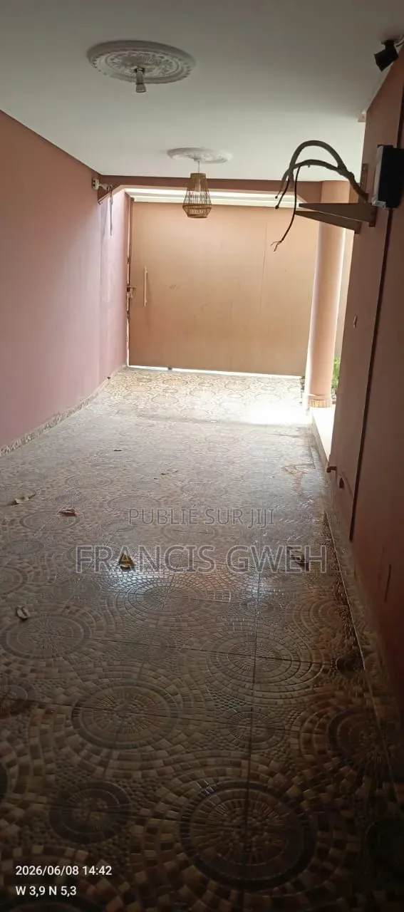 3chbre Duplex dans Francis Gweh, Cocody à Louer
